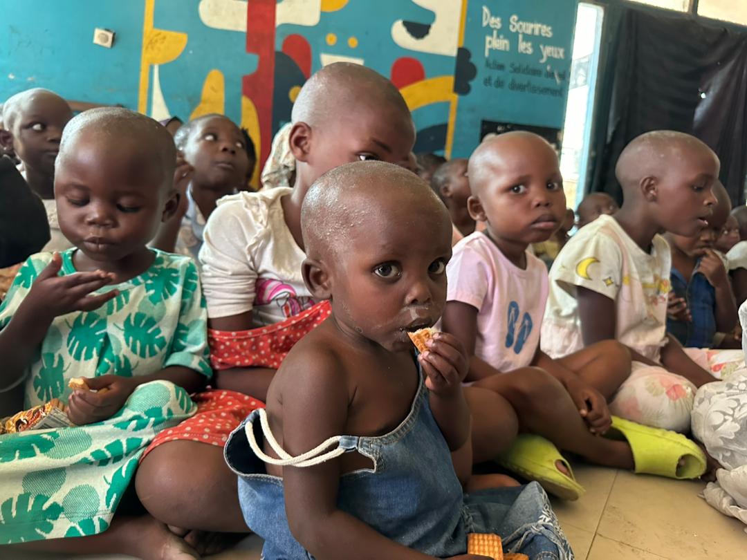 Distribution de collations aux enfants