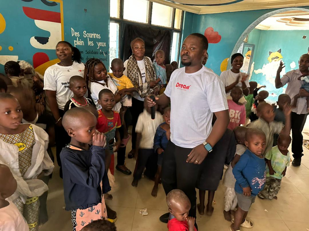 Équipe Dream Congo avec les enfants